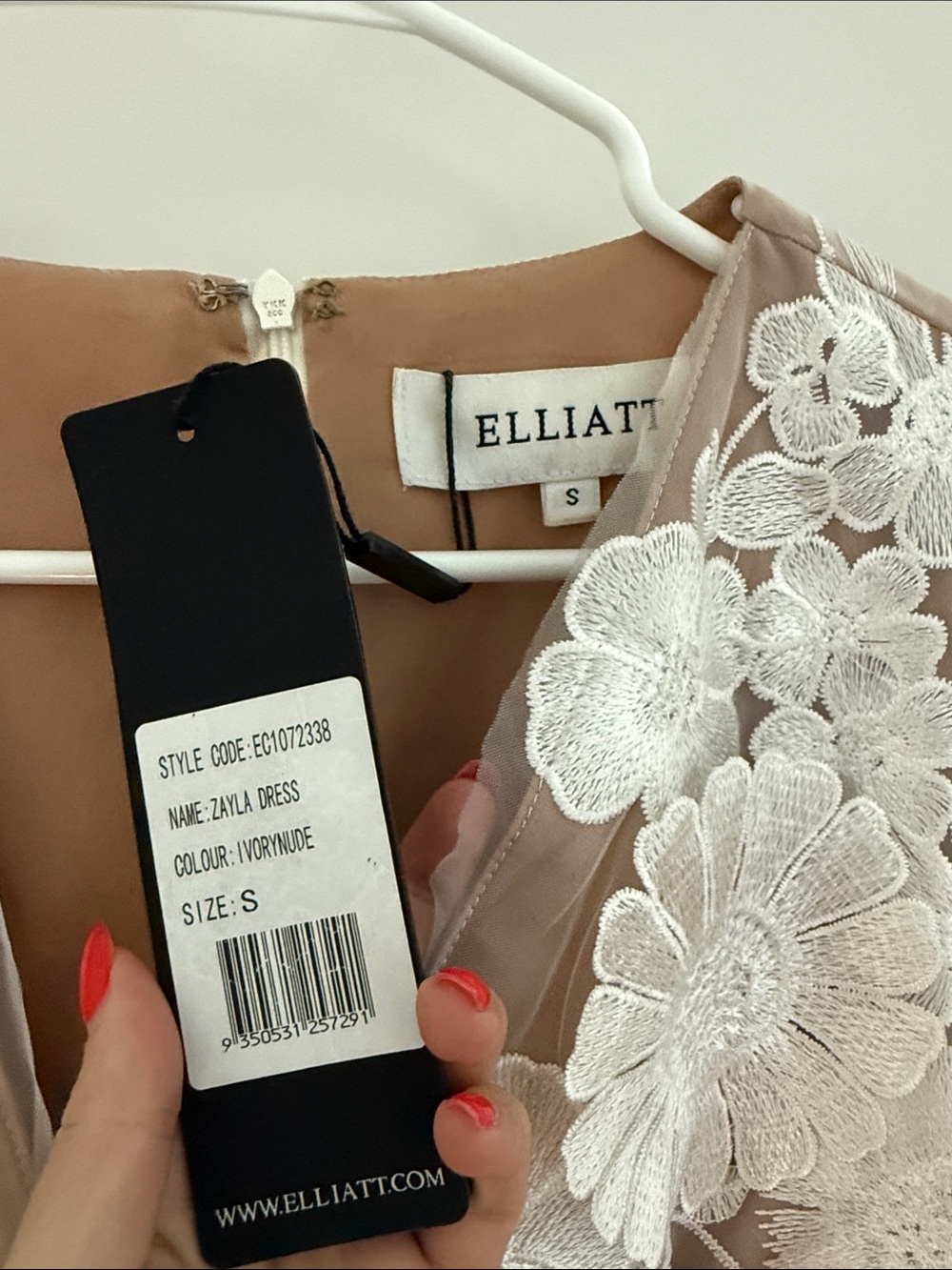 Elliatt Nude and White Floral Lace V-Neck Tunic - Picture 2 of 4